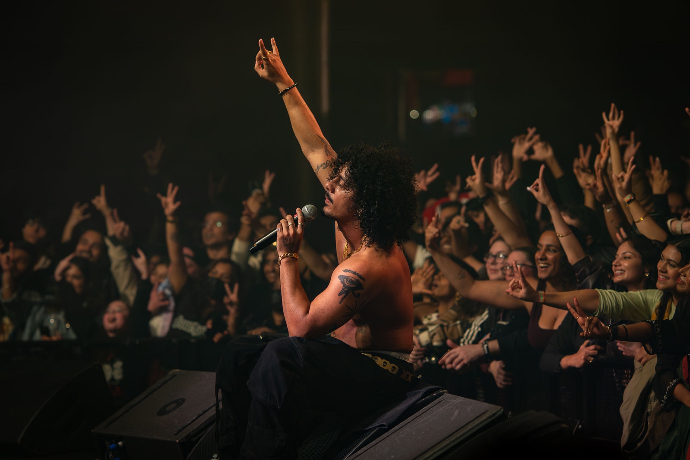 A live performer connecting with the crowd in Seattle